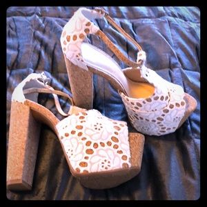 Jessica Simpson floral embroidered size 6.5 heels